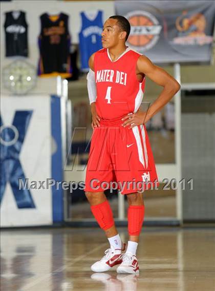 Thumbnail 2 in Mater Dei vs. Burbank (MaxPreps Holiday Classic) photogallery.