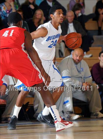 Thumbnail 1 in Mater Dei vs. Burbank (MaxPreps Holiday Classic) photogallery.