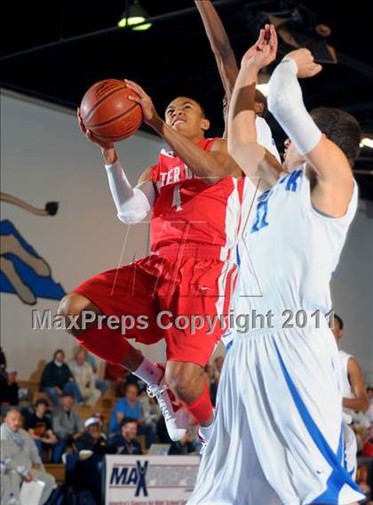 Thumbnail 3 in Mater Dei vs. Burbank (MaxPreps Holiday Classic) photogallery.