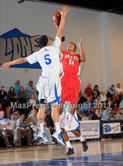 Thumbnail 2 in Mater Dei vs. Burbank (MaxPreps Holiday Classic) photogallery.