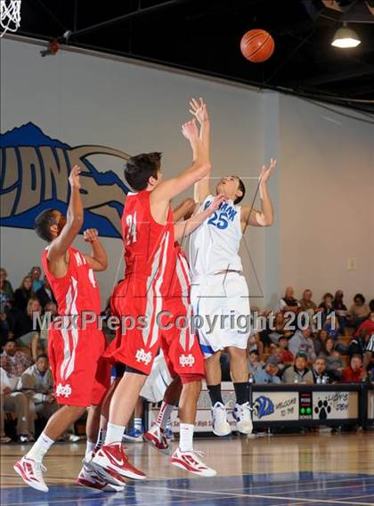 Thumbnail 3 in Mater Dei vs. Burbank (MaxPreps Holiday Classic) photogallery.