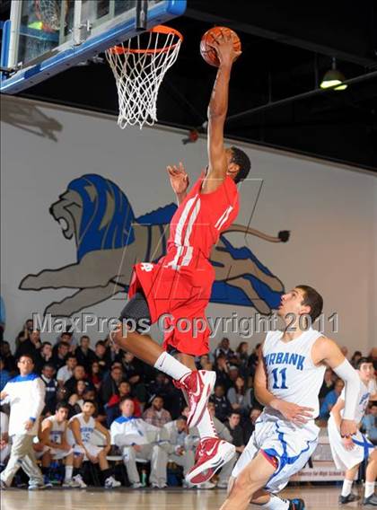 Thumbnail 3 in Mater Dei vs. Burbank (MaxPreps Holiday Classic) photogallery.