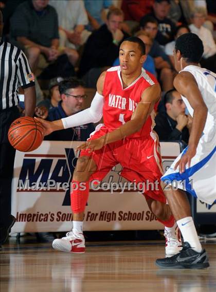 Thumbnail 2 in Mater Dei vs. Burbank (MaxPreps Holiday Classic) photogallery.