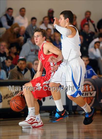Thumbnail 3 in Mater Dei vs. Burbank (MaxPreps Holiday Classic) photogallery.