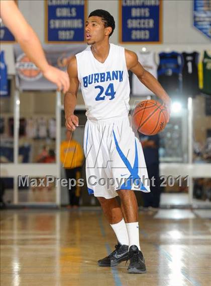 Thumbnail 3 in Mater Dei vs. Burbank (MaxPreps Holiday Classic) photogallery.