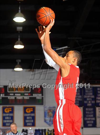 Thumbnail 2 in Mater Dei vs. Burbank (MaxPreps Holiday Classic) photogallery.