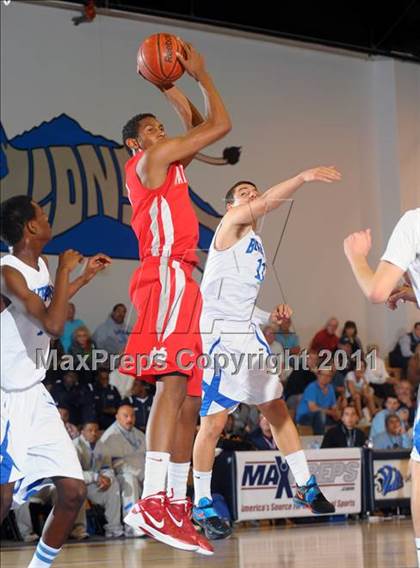 Thumbnail 3 in Mater Dei vs. Burbank (MaxPreps Holiday Classic) photogallery.