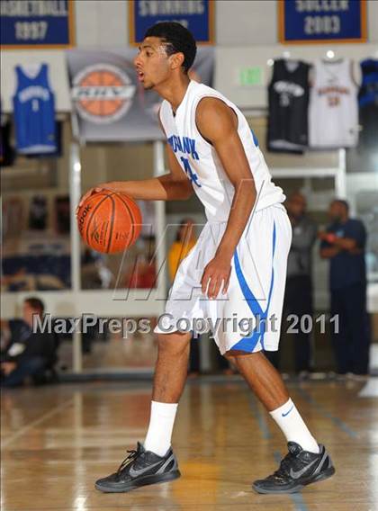 Thumbnail 3 in Mater Dei vs. Burbank (MaxPreps Holiday Classic) photogallery.