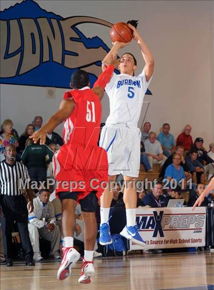 Thumbnail 2 in Mater Dei vs. Burbank (MaxPreps Holiday Classic) photogallery.