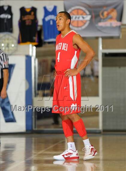 Thumbnail 3 in Mater Dei vs. Burbank (MaxPreps Holiday Classic) photogallery.