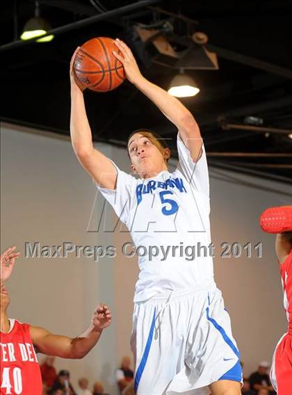 Thumbnail 1 in Mater Dei vs. Burbank (MaxPreps Holiday Classic) photogallery.