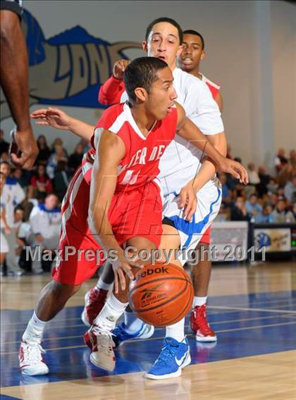 Thumbnail 2 in Mater Dei vs. Burbank (MaxPreps Holiday Classic) photogallery.