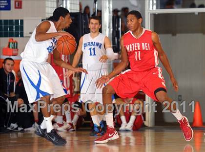 Thumbnail 2 in Mater Dei vs. Burbank (MaxPreps Holiday Classic) photogallery.