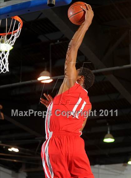 Thumbnail 3 in Mater Dei vs. Burbank (MaxPreps Holiday Classic) photogallery.