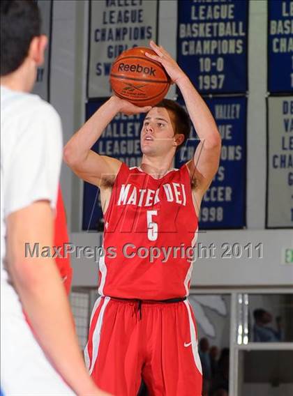 Thumbnail 1 in Mater Dei vs. Burbank (MaxPreps Holiday Classic) photogallery.