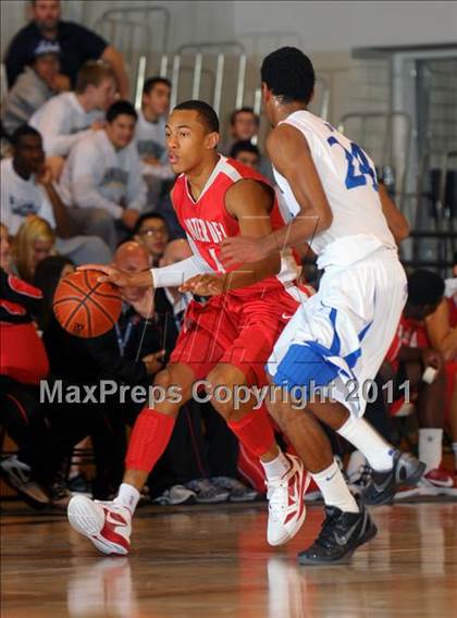Thumbnail 1 in Mater Dei vs. Burbank (MaxPreps Holiday Classic) photogallery.