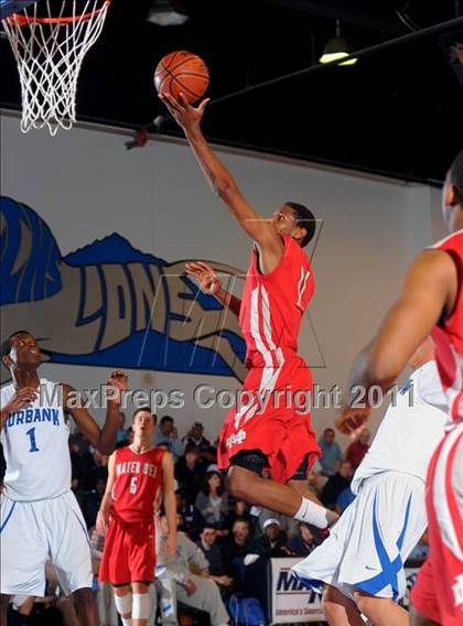 Thumbnail 3 in Mater Dei vs. Burbank (MaxPreps Holiday Classic) photogallery.