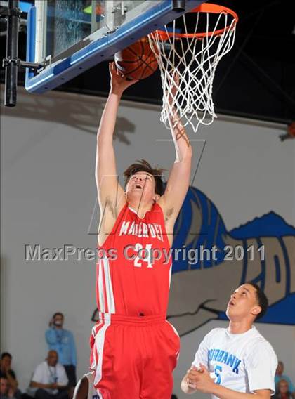 Thumbnail 3 in Mater Dei vs. Burbank (MaxPreps Holiday Classic) photogallery.