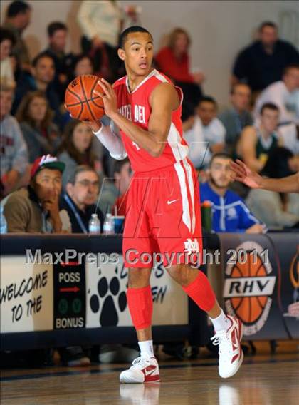 Thumbnail 2 in Mater Dei vs. Burbank (MaxPreps Holiday Classic) photogallery.