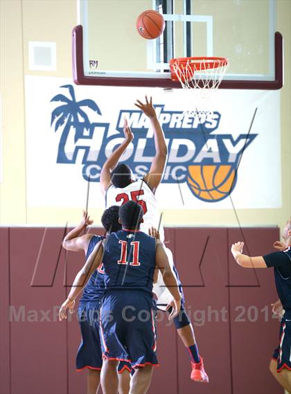 Thumbnail 2 in Brentwood School vs. Bellarmine-Jefferson (MaxPreps Holiday Classic) photogallery.