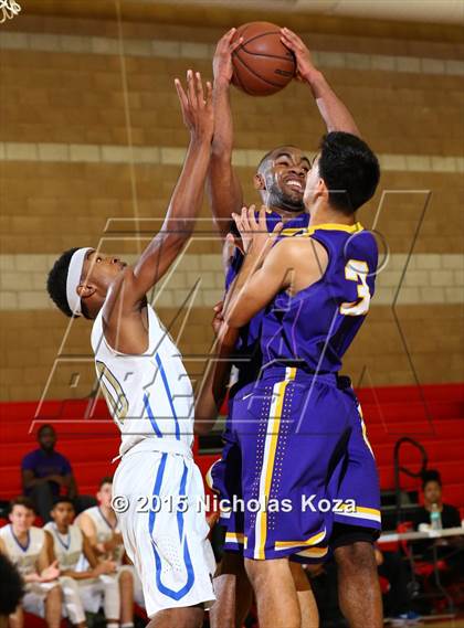 Thumbnail 2 in Lynwood vs. El Camino Real (Pacific Shores Tournament) photogallery.