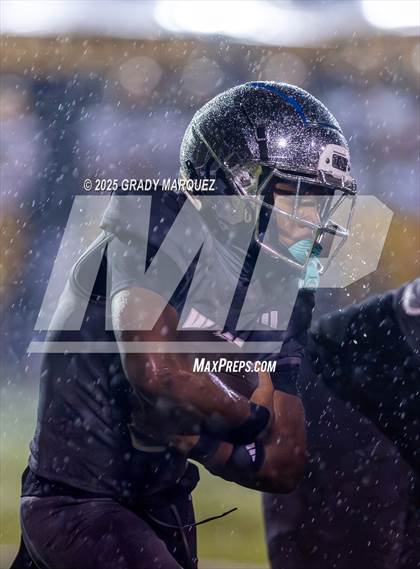 Thumbnail 2 in Inglewood vs. Edison (CIF SS Division 3 Round 2) photogallery.