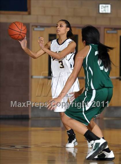 Thumbnail 1 in River Valley vs. Elk Grove (Lincoln Invitational) photogallery.