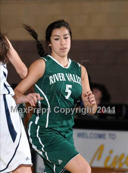 Thumbnail 1 in River Valley vs. Elk Grove (Lincoln Invitational) photogallery.