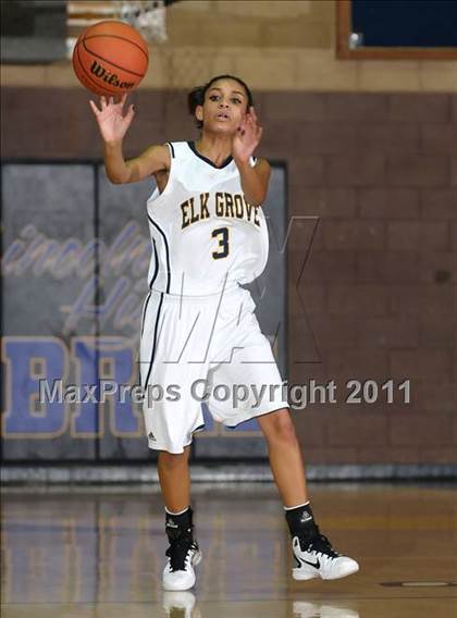 Thumbnail 3 in River Valley vs. Elk Grove (Lincoln Invitational) photogallery.