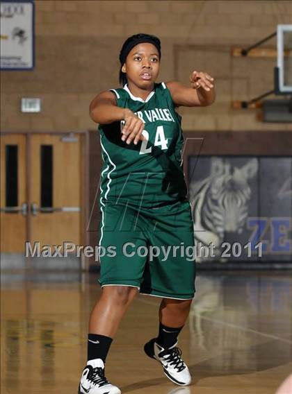 Thumbnail 2 in River Valley vs. Elk Grove (Lincoln Invitational) photogallery.