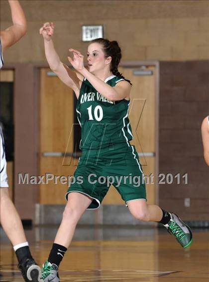 Thumbnail 2 in River Valley vs. Elk Grove (Lincoln Invitational) photogallery.