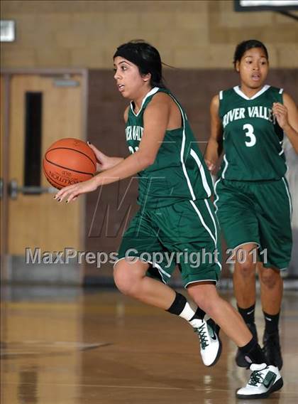 Thumbnail 2 in River Valley vs. Elk Grove (Lincoln Invitational) photogallery.