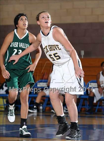 Thumbnail 2 in River Valley vs. Elk Grove (Lincoln Invitational) photogallery.