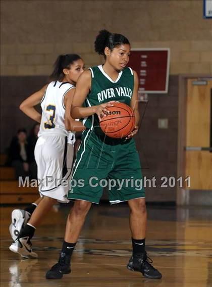 Thumbnail 2 in River Valley vs. Elk Grove (Lincoln Invitational) photogallery.