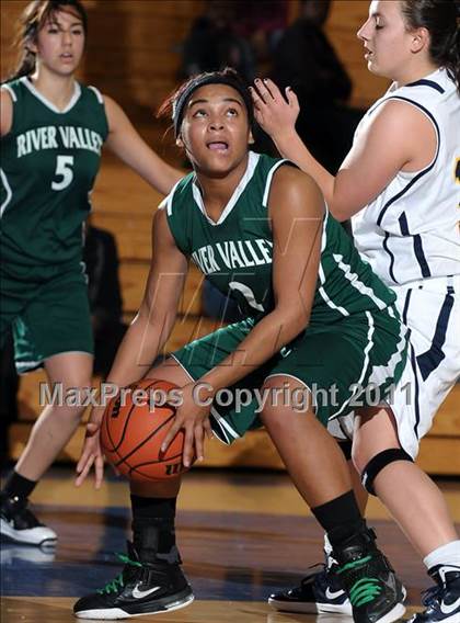 Thumbnail 2 in River Valley vs. Elk Grove (Lincoln Invitational) photogallery.
