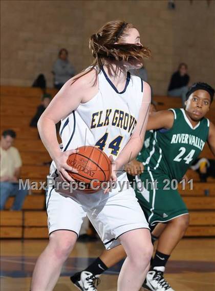 Thumbnail 1 in River Valley vs. Elk Grove (Lincoln Invitational) photogallery.