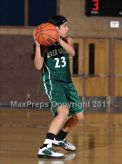 Thumbnail 3 in River Valley vs. Elk Grove (Lincoln Invitational) photogallery.