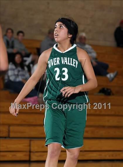 Thumbnail 2 in River Valley vs. Elk Grove (Lincoln Invitational) photogallery.