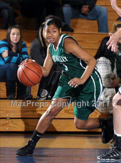Thumbnail 3 in River Valley vs. Elk Grove (Lincoln Invitational) photogallery.