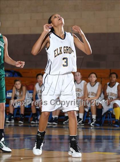 Thumbnail 2 in River Valley vs. Elk Grove (Lincoln Invitational) photogallery.