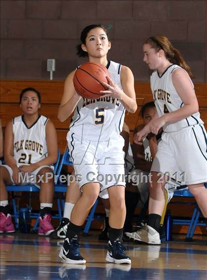 Thumbnail 3 in River Valley vs. Elk Grove (Lincoln Invitational) photogallery.