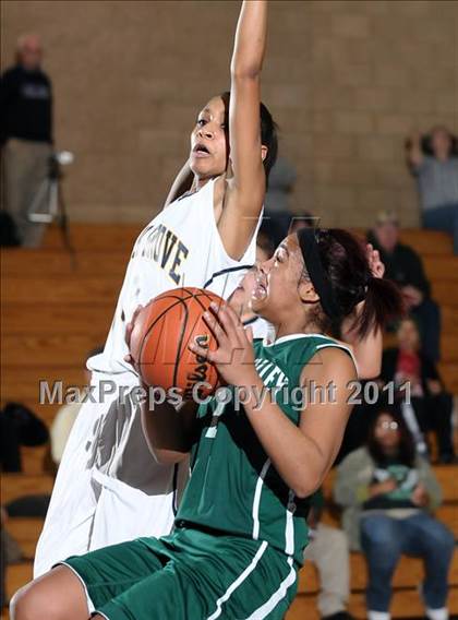 Thumbnail 3 in River Valley vs. Elk Grove (Lincoln Invitational) photogallery.