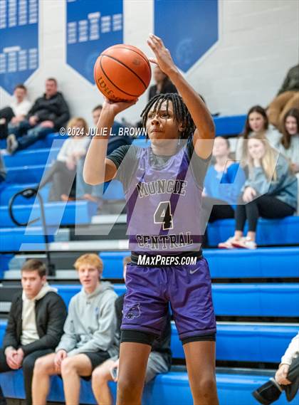 Thumbnail 1 in Muncie Central @ Indianapolis Bishop Chatard photogallery.