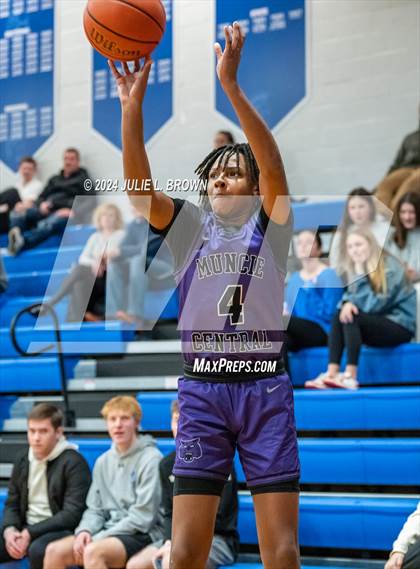 Thumbnail 2 in Muncie Central @ Indianapolis Bishop Chatard photogallery.