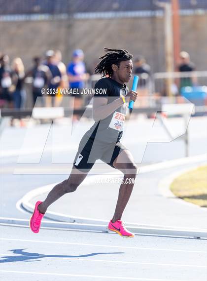 Thumbnail 3 in UF Relays (Saturday - 4 x 200 Meter) photogallery.