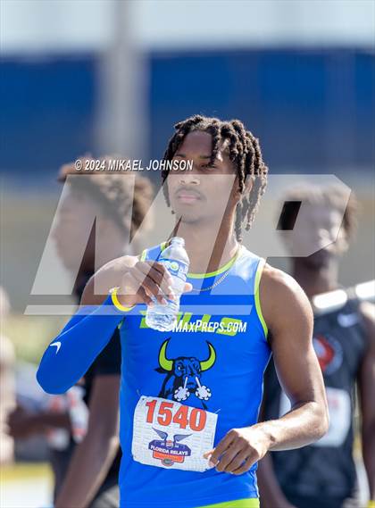 Thumbnail 1 in UF Relays (Saturday - 4 x 200 Meter) photogallery.