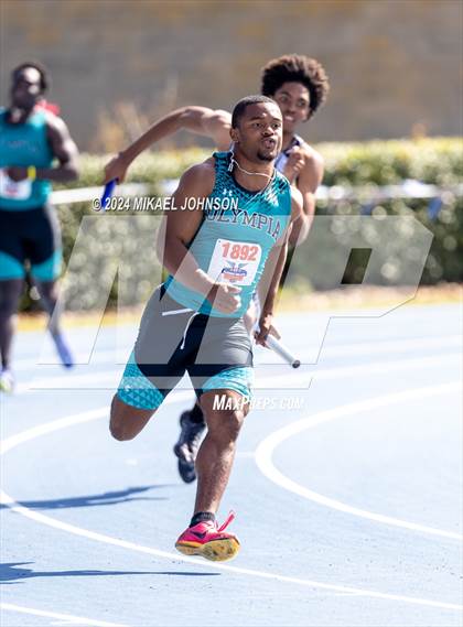 Thumbnail 2 in UF Relays (Saturday - 4 x 200 Meter) photogallery.