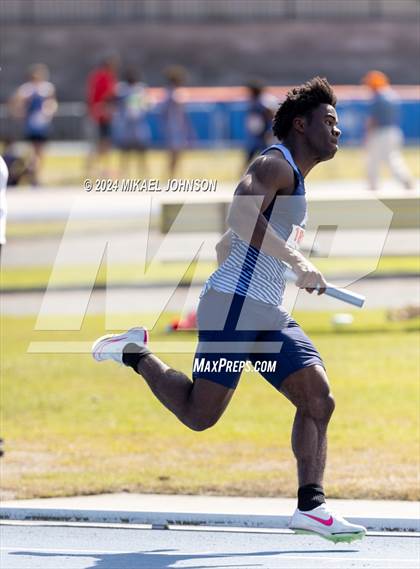 Thumbnail 1 in UF Relays (Saturday - 4 x 200 Meter) photogallery.