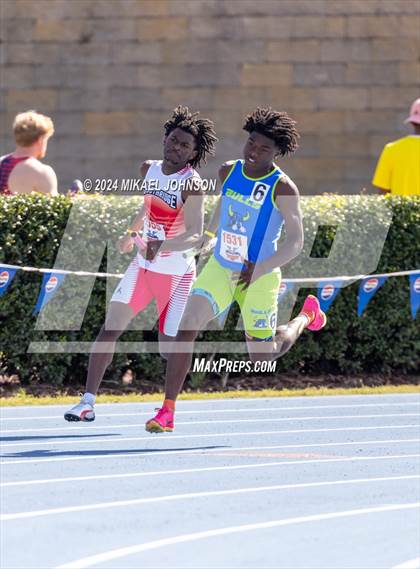 Thumbnail 2 in UF Relays (Saturday - 4 x 200 Meter) photogallery.