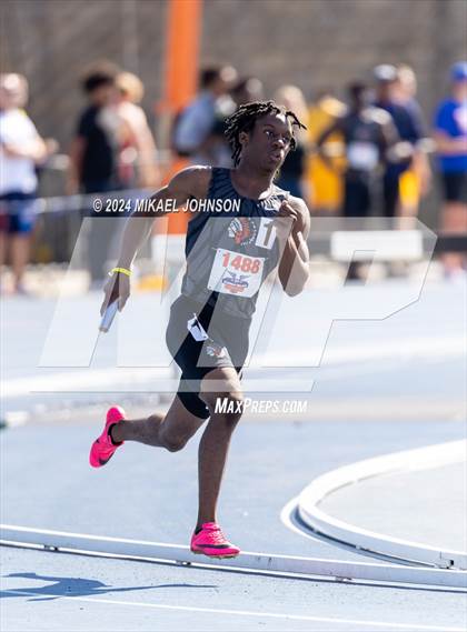 Thumbnail 2 in UF Relays (Saturday - 4 x 200 Meter) photogallery.